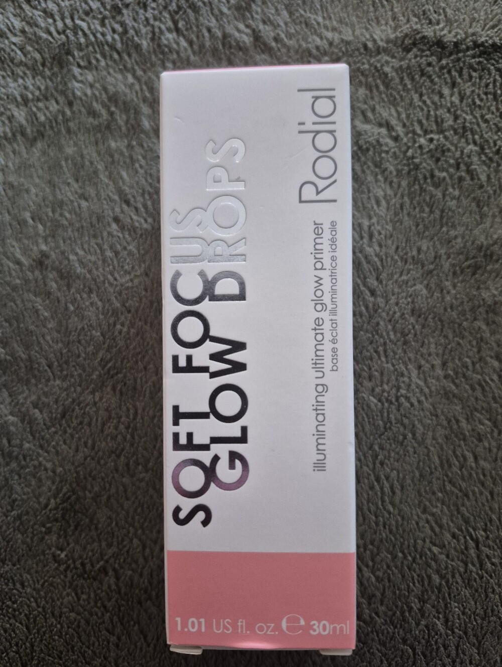 Rodial Soft Focus Glow Drops Illuminating Primer - Light Pink Accents